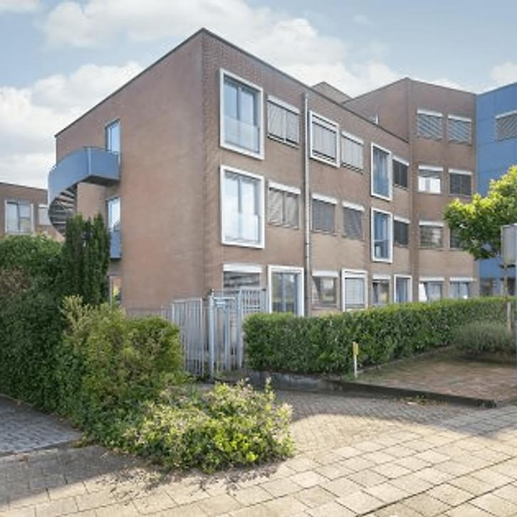 Appartement met balkon, inloopdouche en parkeerkelder, Huizen en Kamers, Huizen te huur, Direct bij eigenaar, Appartement