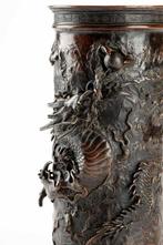 Vaas - Brons, Een zeldzame cilindervormige bronzen vaas met, Antiek en Kunst