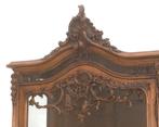 Een vruchtenhouten Louis XV-stijl vitrinekast, Holland, Antiek en Kunst, Antiek | Meubels | Kasten