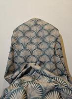 Art Deco stof met zilveren waaierpatronen, blauwe duif