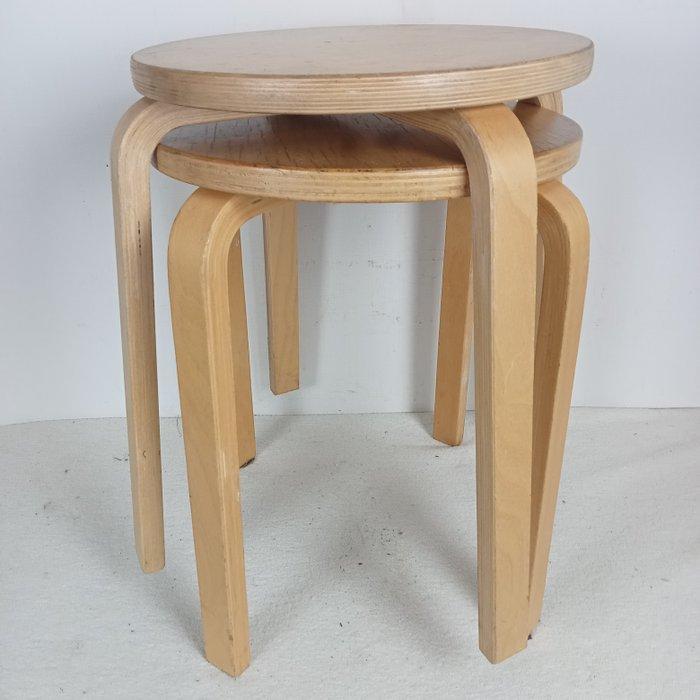 IKEA - Kruk (2) - Frosta - Multiplex berk - Twee stapelbaar, Antiek en Kunst, Antiek | Meubels | Stoelen en Banken