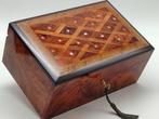 Sieradendoos - Hout (Thuya), hout, parelmoer, marqueterie,