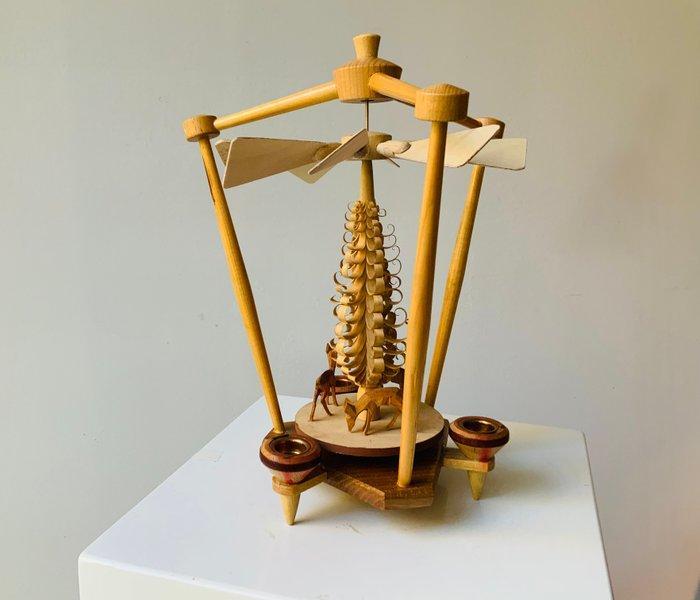 Erzgebirge - Kerstbeeldje - 3 herten onder een dennenboom -, Diversen, Kerst