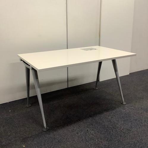 Tweedehands herman Miller design tafel / bureau met elektra, Huis en Inrichting, Tafelonderdelen, Gebruikt, Ophalen of Verzenden
