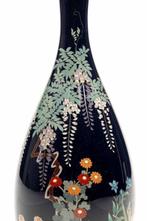 Vaas - Emaille, Een cloisonné vaas met chrysanten en, Antiek en Kunst