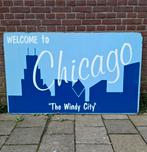 Welcome To Chicago Hardboard Bord - 152 x 92cm - Origineel, Verzamelen, Merken en Reclamevoorwerpen, Ophalen, Gebruikt