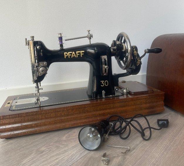Pfaff 30 Naaimachine - Gietijzer, Beuken, Antiek en Kunst, Kunst | Designobjecten