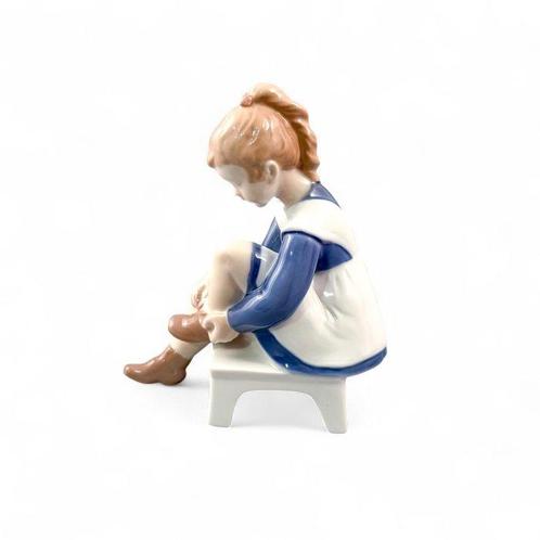 Bing & Grondahl - Beeldje - Marianne, girl tying shoelace, Antiek en Kunst, Antiek | Glas en Kristal