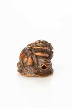 Een mooie netsuke van boxhout, uitgebeeld als een karashishi