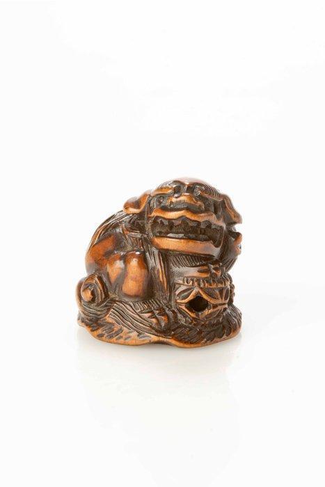 Een mooie netsuke van boxhout, uitgebeeld als een karashishi, Antiek en Kunst, Antiek | Overige Antiek