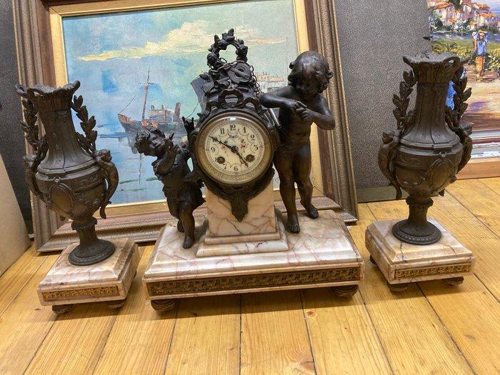 Klok en garnituur set - Messing, Zinklegering - 1880-1920, Antiek en Kunst, Antiek | Klokken