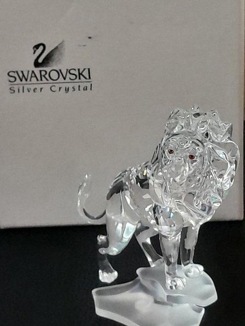 Swarovski - Beeldje - Lion standing on a rock - 269377 - Box, Antiek en Kunst, Curiosa en Brocante