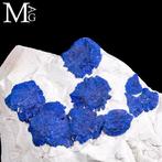 Zeer zeldzame formatie - azuriet zon op kaolienmatrix., Verzamelen, Mineralen en Fossielen