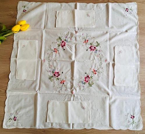 Epergne (7) - Katoen, Linnen, Zijde - Met de hand geborduurd, Antiek en Kunst, Antiek | Kleden en Textiel