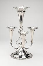 An English silver table piece, epergne, with four vases, Antiek en Kunst, Antiek | Goud en Zilver, Zilver, Ophalen