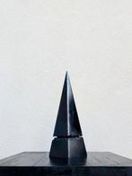 Trascent, Obelisk, versione nero profondo.