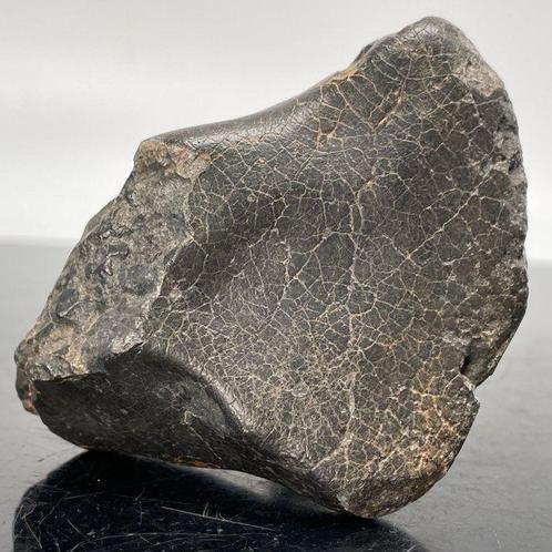 Eucrite van VESTA-asteroïde, NWA 13940, met krimpkorst,, Verzamelen, Mineralen en Fossielen