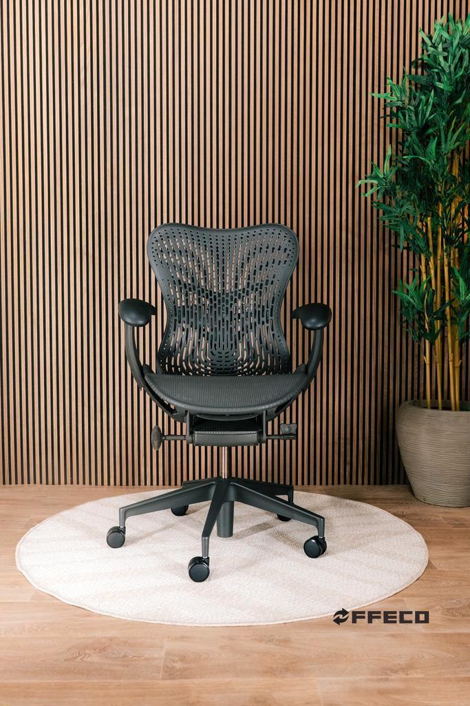 Herman Miller Mirra 2 Graphite - Refurbished - Als Nieuw, Huis en Inrichting, Bureaustoelen, Bureaustoel, Zwart, Zo goed als nieuw