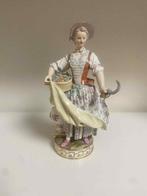 Meissen - Beeldje - Bäuerin mit Sichel und Blumen an Vase -