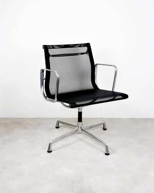 Vitra Eames EA108 met zwarte netwave bekleding, Huis en Inrichting, Stoelen, Vijf, Zes of meer stoelen, Zwart, Zo goed als nieuw