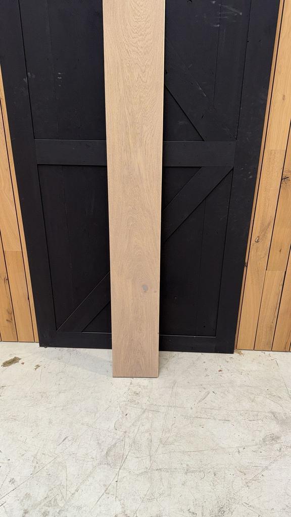 Aanbieding: Eiken vloer geborsteld wit, Doe-het-zelf en Verbouw, Hout en Planken, Eiken, 200 tot 250 cm, Minder dan 25 mm, Nieuw