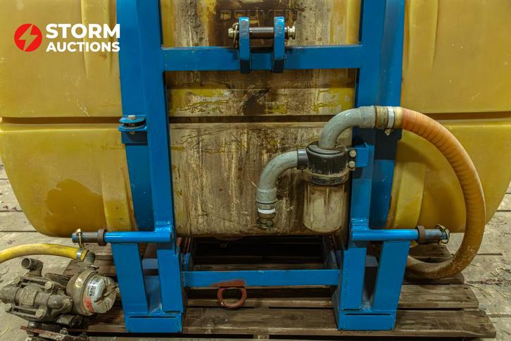 Online veiling: Douven spuitvat met pomp, Zakelijke goederen, Agrarisch | Werktuigen