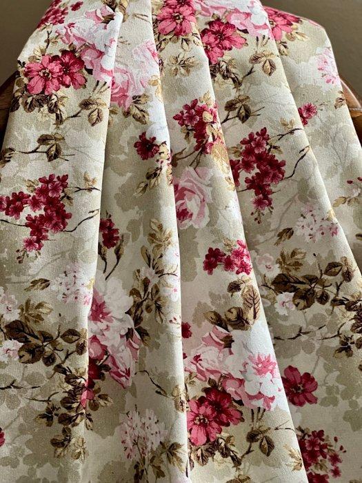 Vijf meter met dubbele breedte. Romantisch bedrukt stof., Antiek en Kunst, Antiek | Kleden en Textiel