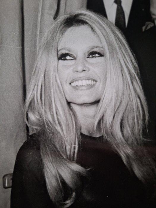 APIS-PARIS - Brigitte Bardot in Munich, 1968, Antiek en Kunst, Kunst | Designobjecten