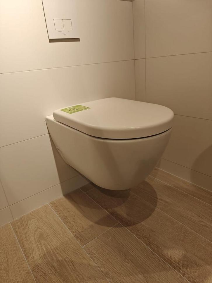 Wandcloset mat wit hangend toilet - 0023, Doe-het-zelf en Verbouw, Sanitair, Toilet, Nieuw, Ophalen