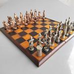 Schaakspel - figurativi medievali in metallo con scacchiera