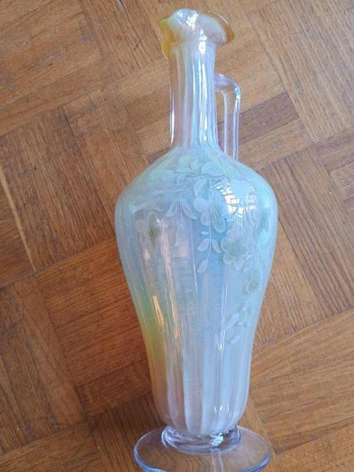 Kan - verre iriserend melkwit-ambergolfend en gegraveerd met, Antiek en Kunst, Antiek | Glas en Kristal