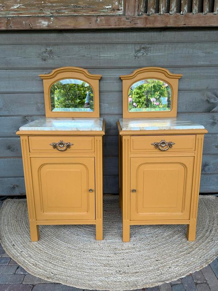 Sfeervolle set nachtkastjes Mustard met marmerenblad, Huis en Inrichting, Slaapkamer | Nachtkastjes, Nieuw, Minder dan 45 cm, Hout