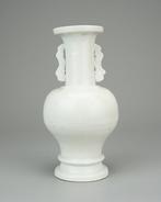 Dehua vase - Porselein - China - Ming Dynastie (1368-1644), Antiek en Kunst