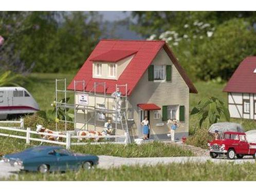 PIKO 62072 Wohnhaus mit Gerüst (Huizen, Gebouwen Standaard), Hobby en Vrije tijd, Modelbouw | Figuren en Diorama's, Nieuw, Ophalen of Verzenden