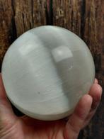 Grote gepolijste Seleniet bol - op standaard/ring- 2 kg, Verzamelen