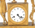Een vuurverguld bronzen Charles X schouwpendule, Frankrijk, Gebruikt