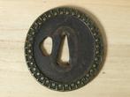 Ijzeren tsuba (zwaardbeschermer) met messingrand en