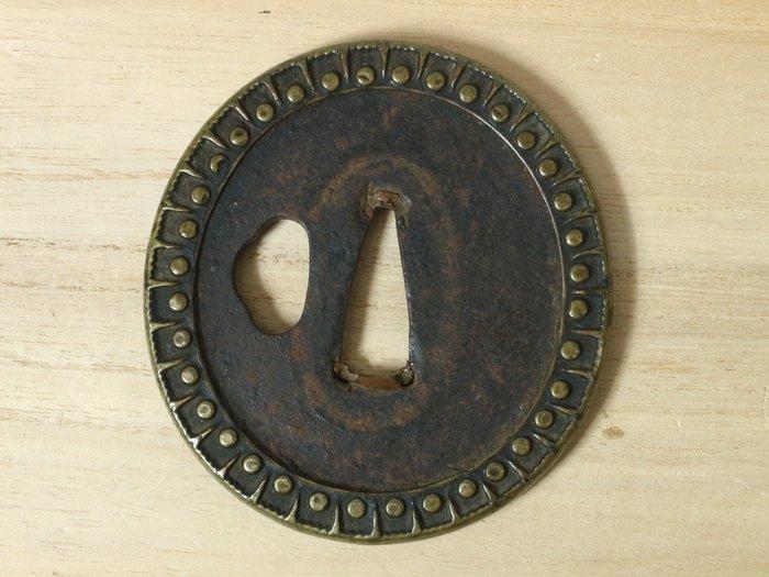 Ijzeren tsuba (zwaardbeschermer) met messingrand en, Antiek en Kunst, Antiek | Overige Antiek