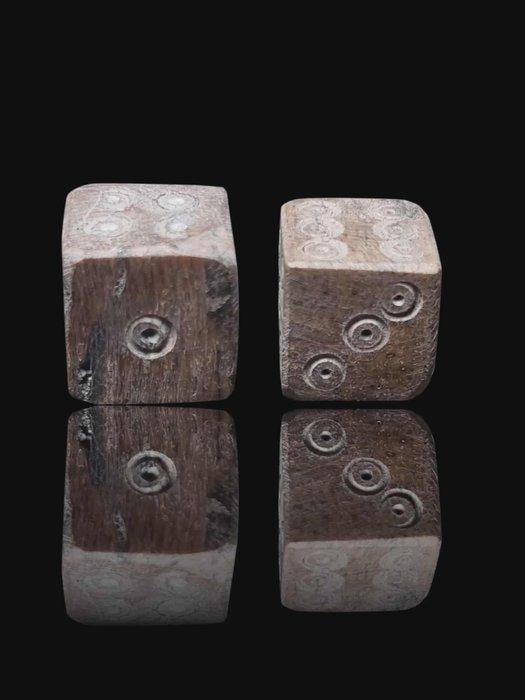 Oud-Romeins Lot of 2 Smaller Legionary 1-3 AD Dobbelstenen, Antiek en Kunst, Antiek | Overige Antiek