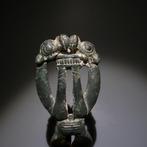 Bronstijd Brons Standaard met twee geiten. 12,5 cm H. 1000, Verzamelen, Mineralen en Fossielen
