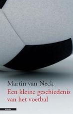 Een kleine geschiedenis van het voetballen | 9789045013022 |, Boeken, Zo goed als nieuw, NECK, Martin van