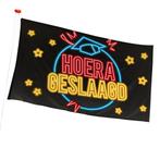 Hoera Geslaagd Vlag Neon 90 x 150 cm, Ophalen of Verzenden, Nieuw