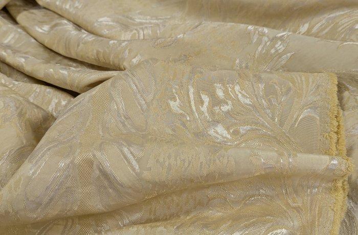 Broccato barocco avorio dorato – Castello del Barro -, Antiek en Kunst, Antiek | Kleden en Textiel