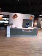 Nolte showroom keuken–Olijf groen/eiken - Compleet, Huis en Inrichting, Keuken | Complete keukens, Nieuw, Composiet, Groen, Met kookeiland