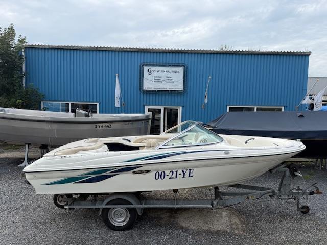 Searay bowrider 180 + trailer, Watersport en Boten, Speedboten, Binnenboordmotor, 120 tot 200 pk, 3 tot 6 meter, Benzine, Zo goed als nieuw