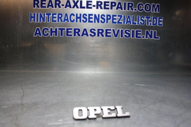 Embleem Opel. Kofferbak embleem. (Emblemen, Overig), Auto-onderdelen, Carrosserie en Plaatwerk, Nieuw, Universele onderdelen, Verzenden