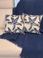 Interieurset. Twee geborduurde kussens + geruit plaid. -