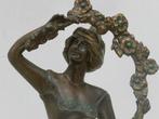 Beeld van een vrouwenfiguur met bloemenkrans - Art Nouveau -, Antiek en Kunst