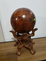 Objet de maîtrise en loupe de thuya sur son support tripode