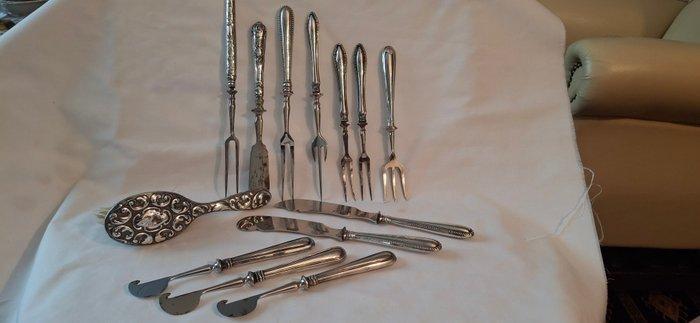 Groot Lot bestek met zilveren handvatten, w.o. vleesvorken,, Antiek en Kunst, Antiek | Goud en Zilver
